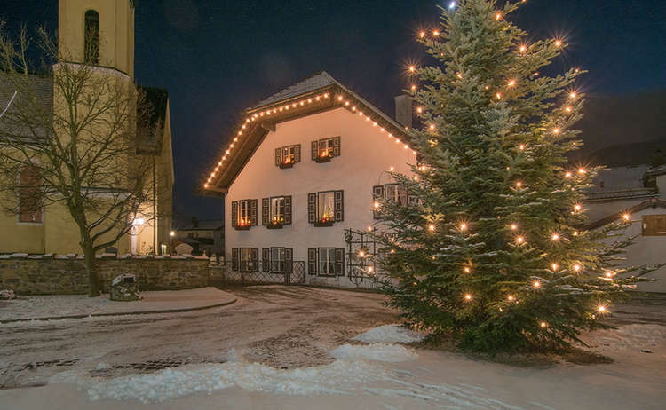 Kirche Maria Geburt und der winterliche Petersplatz in Piding