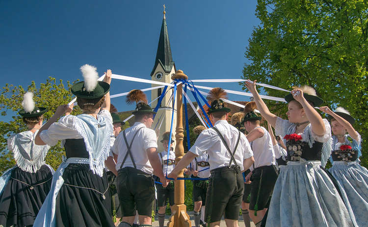 Bandltanz der Trachtler um den Maibaum