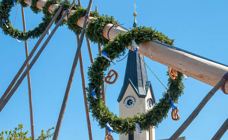 Maibaum vor der Pidinger Kirche