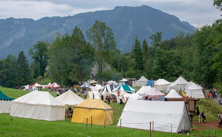 Ein mittelalterliches Dorf ensteht bei Schloss Staufeneck