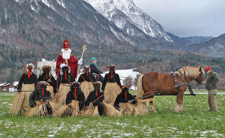 Der Nikolaus mit seinen Pidinger Krampussen