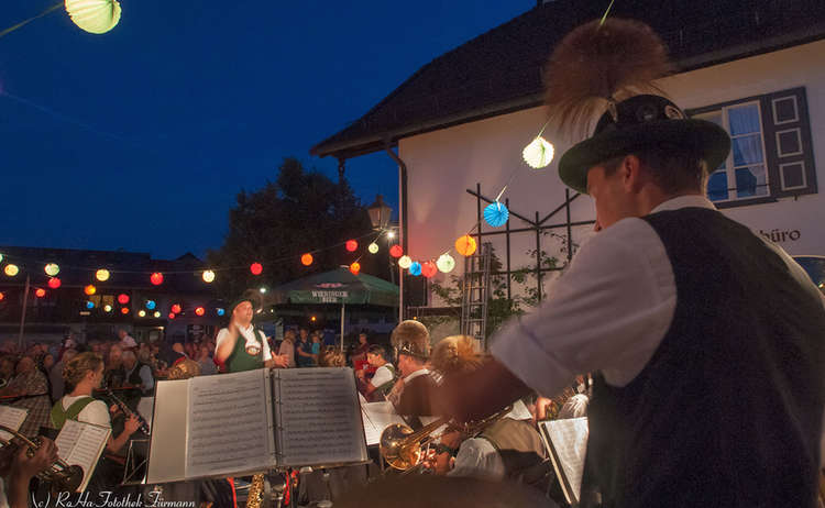 Musikkapelle beim Leuchtbrunnenfest