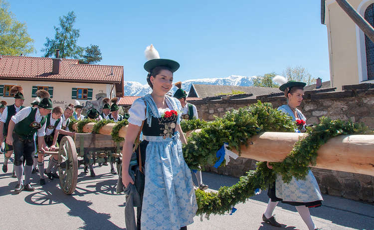 Umzug der Trachtler mit Maibaum