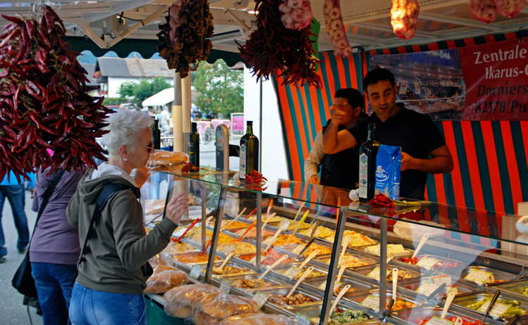 Exotische Speisen beim Rupertimarkt in Piding
