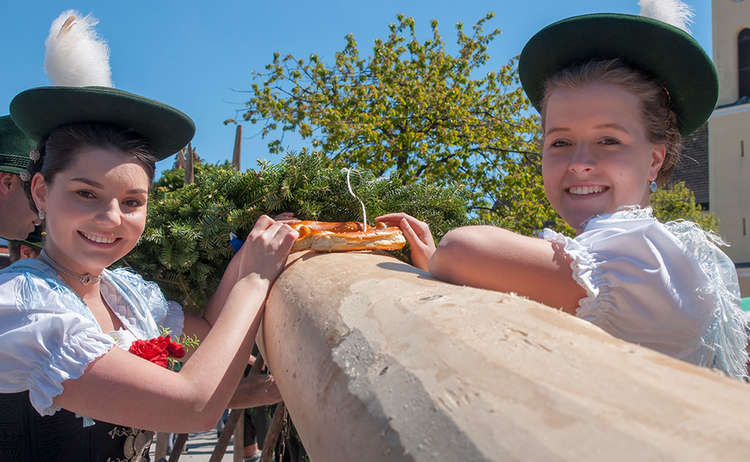 Die Pidinger Dirndl feiern am 1. Mai